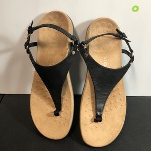 VIONIC KIRRA LEATHER THONG SANDAL - ADJUSTABLE